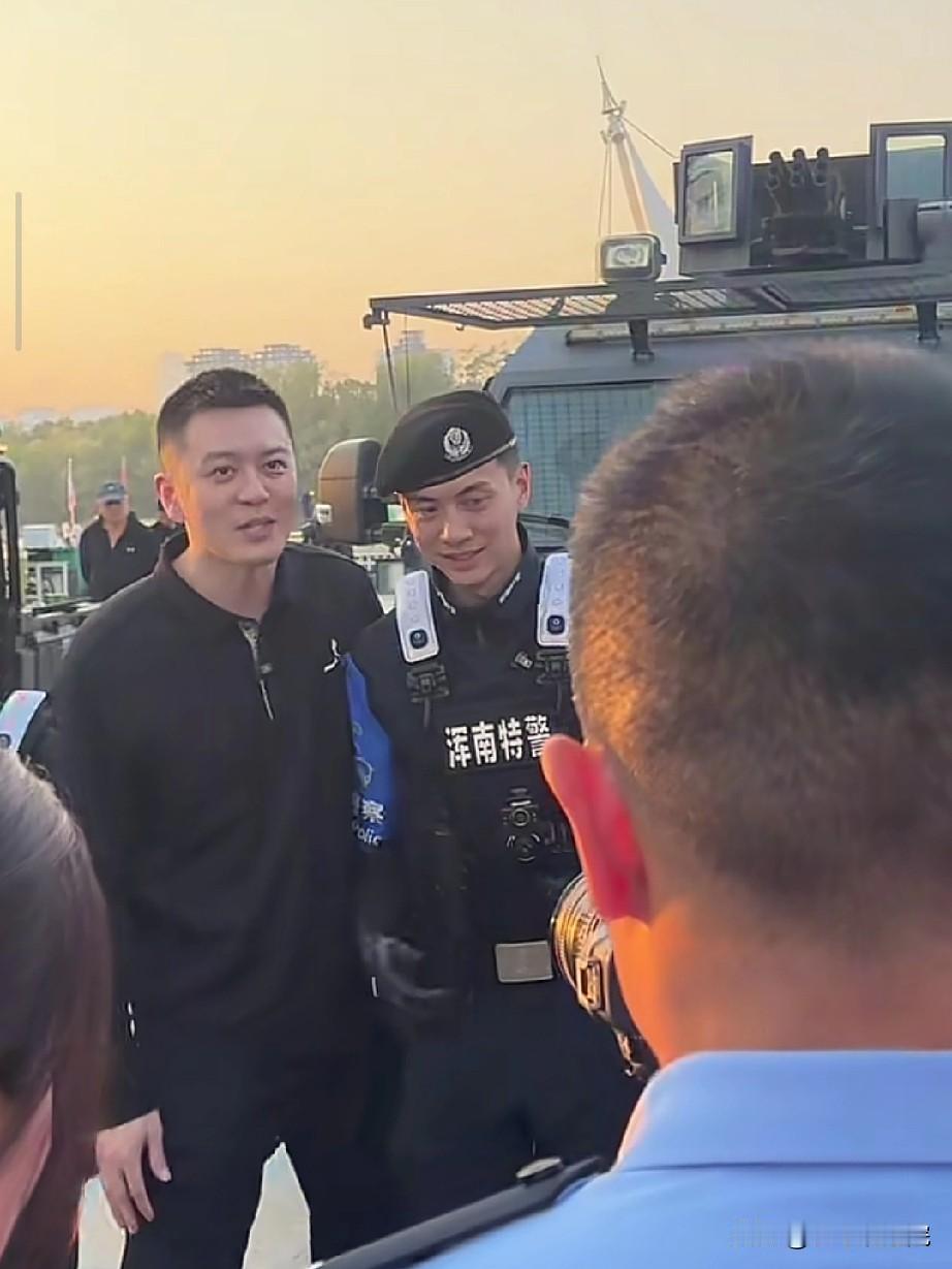 杨鸣终于回来了，现身沈阳浑南与特警合影！

大忙人杨鸣指导终于回沈阳了，之前一直