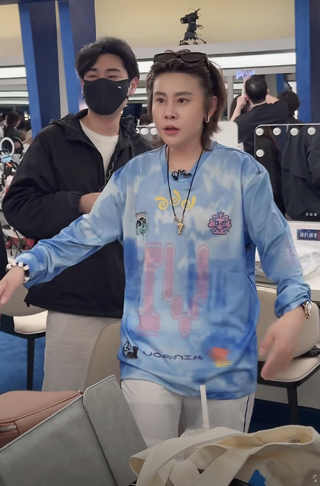 全网催王濛给刘雨昕交作业谁能想象冬奥赛场上气场超强的王濛一到练古风舞蹈的时候就瞬