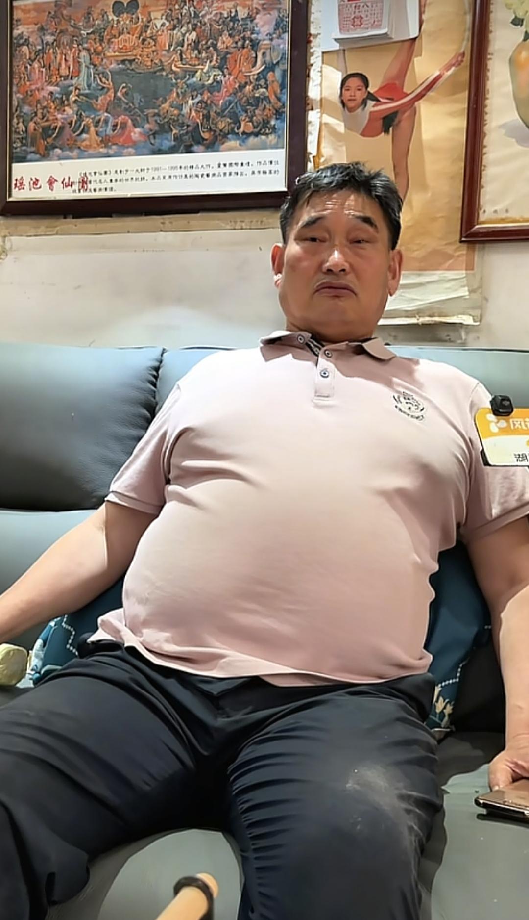 一家除草剂的厂商，
想找朱之文代言，
厂家说他们的除草剂，
效果非常好，
可以让