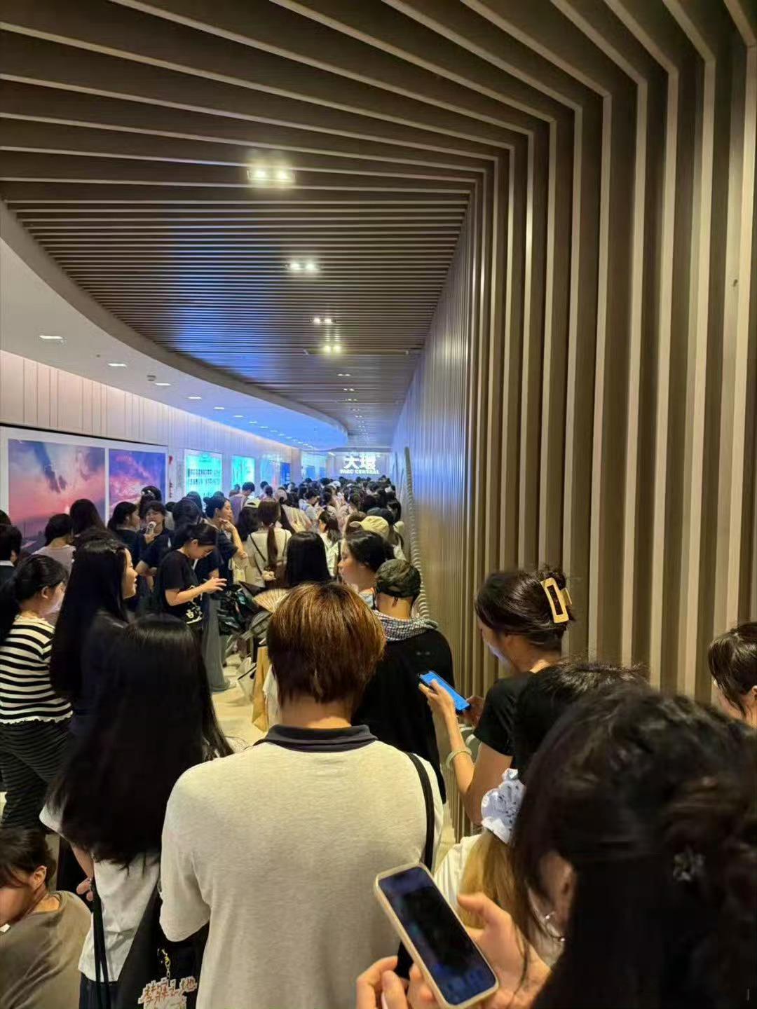 杨紫白玉兰视后的首场线下活动人好多啊 