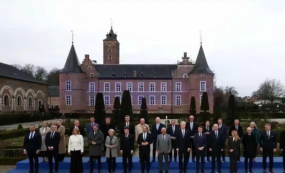 美国靠不住，把战略重心转移到西半球和本土，欧洲不再是重中之重。美国的盟友开始动摇