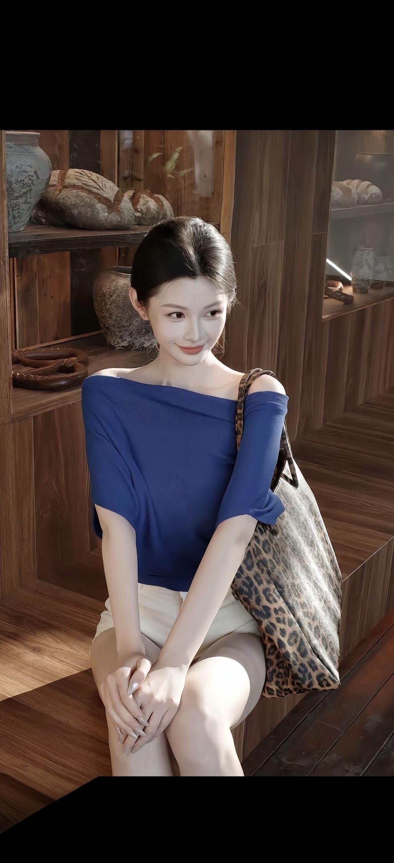 青衫美人倚，笑语入画来。