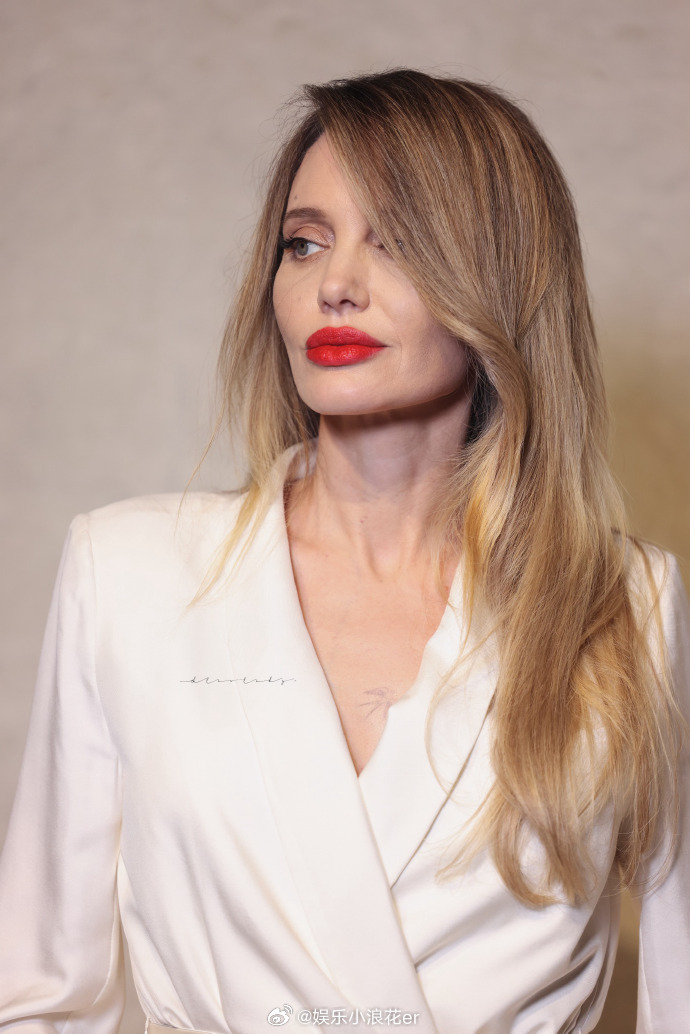 朱莉舒淇TF活动世纪同框 谁能拒绝东西方两位红唇女神同屏的冲击？朱莉的力量感来自