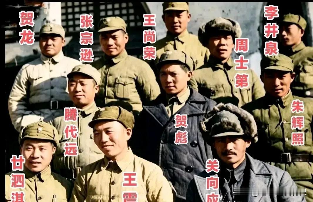 1940年2月，晋西北兴县。
八路军120师高级将领集体合影。
 
贺龙、关向应