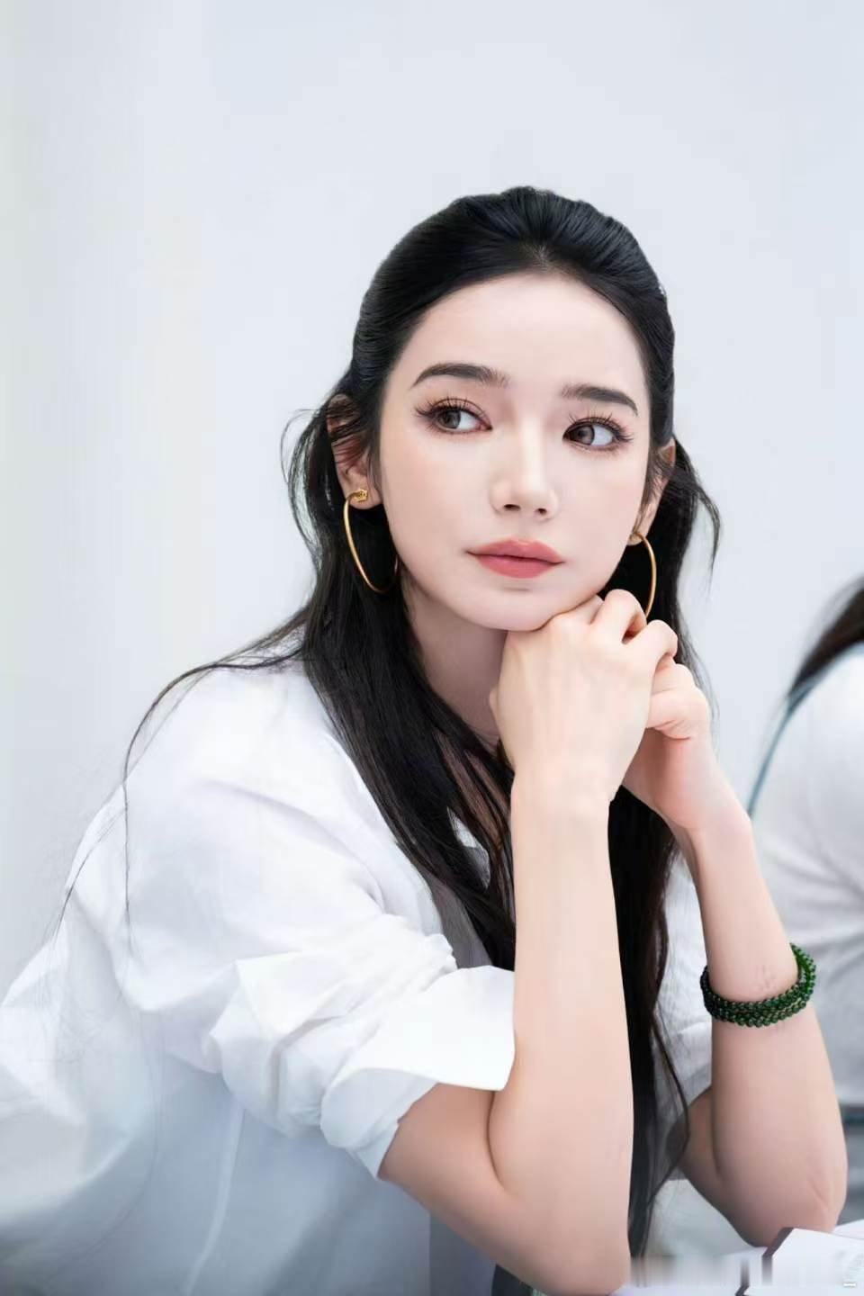 徐洁儿为代斯发声徐洁儿舞台上为代斯发声，把她的努力和委屈全说出来，这姐妹情谊直接