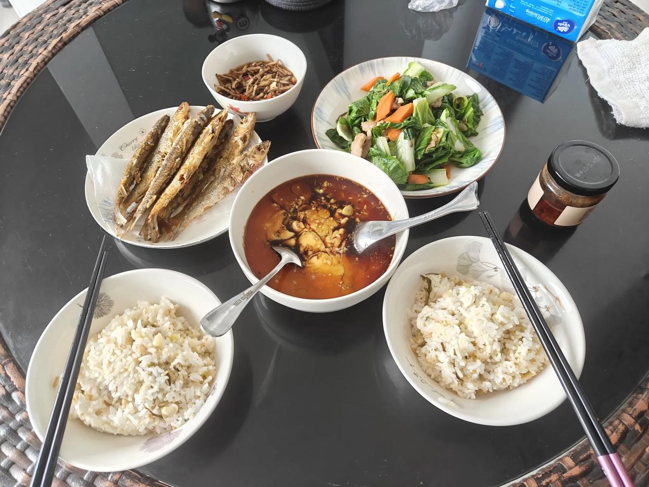 以下这些图片，是我回到西双版纳景洪家里，跟马上70岁的刘妈，三天的早餐图集。
因