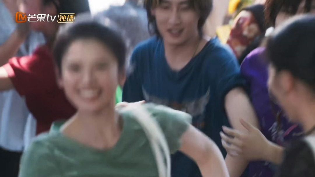 张婧仪跑步粉天生骨相优势才是底气，张婧仪奔跑时皮肉紧紧贴合骨骼，全程轮廓利落紧致