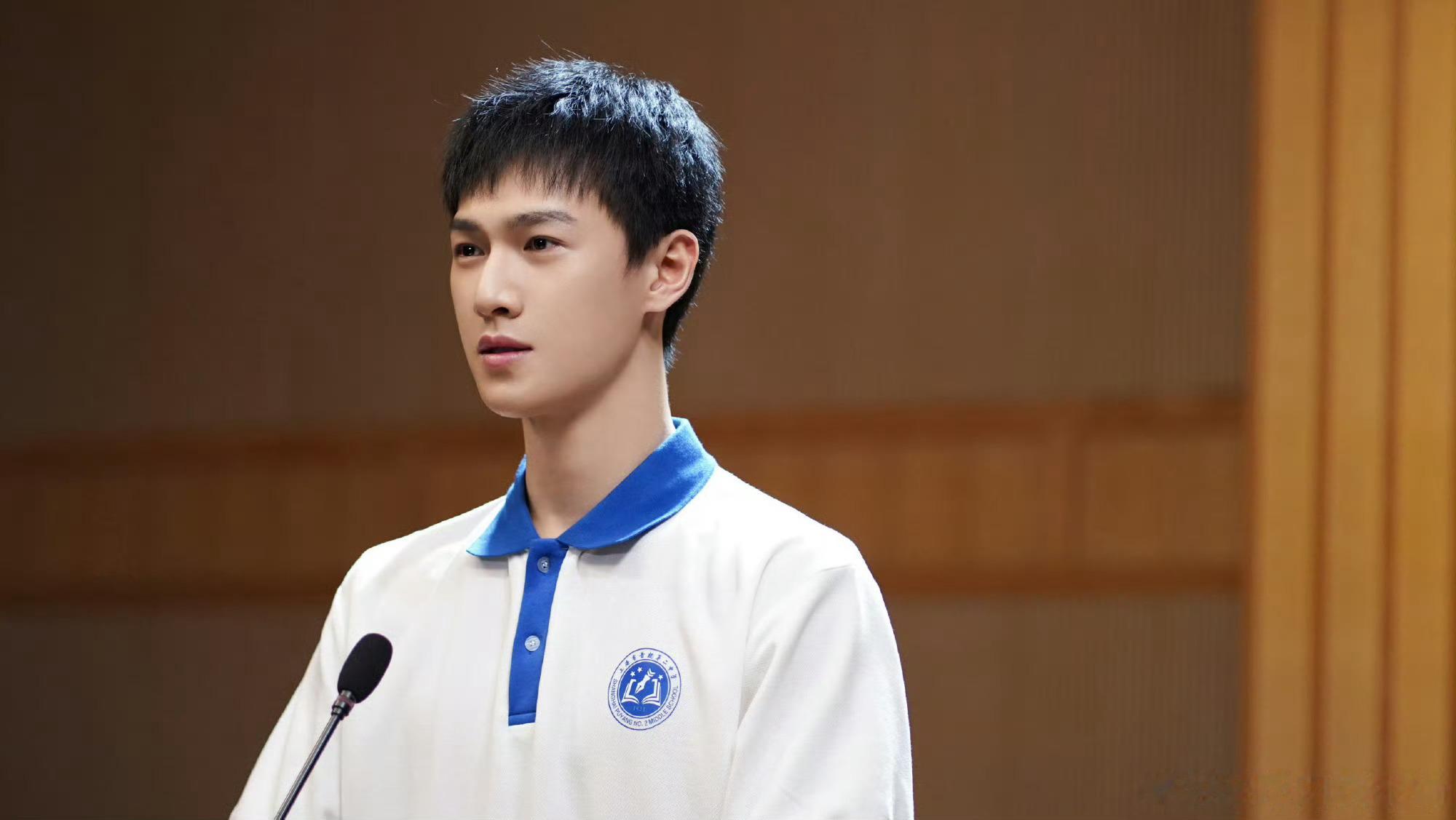 李昀锐邢武男高校服造型清爽蓝白校服上身，少年氛围感拉满。每一帧都是青春偶像剧名场