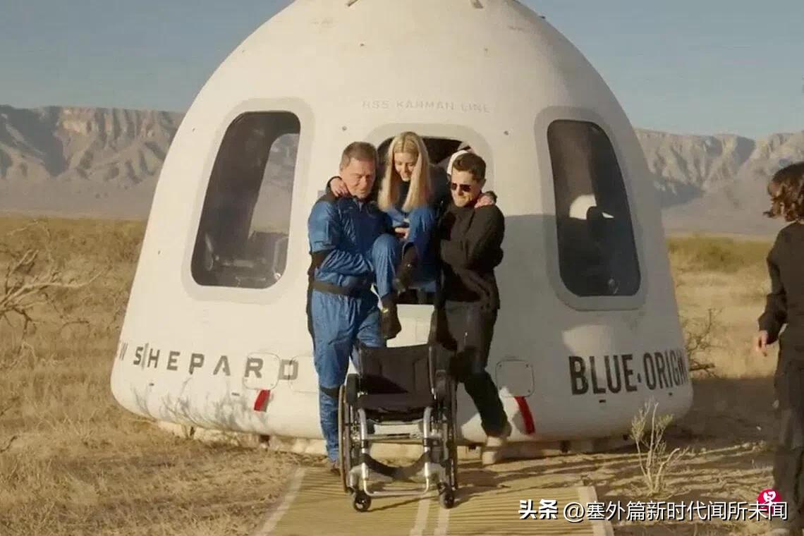 蓝色起源成功发射 轮椅使用者首度入太空
欧洲航天局工程师本特豪斯（中）在美国得克