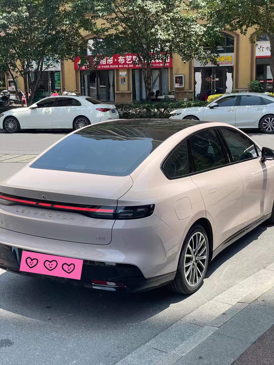 提车零跑B01两个月了，简单分享下我的真实感受。
外观挺对我胃口，我选了摩根粉，