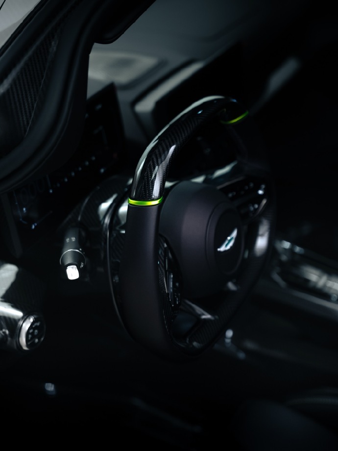 阿斯顿·马丁首款中置引擎插电式混合动力超跑，开启了性能与精准的新纪元。其核心搭载