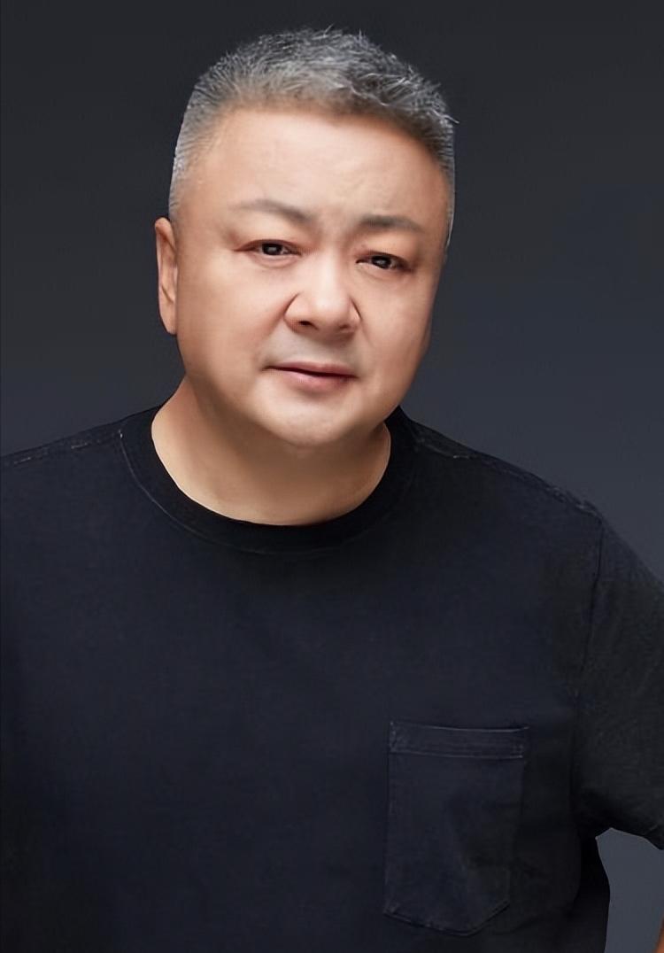 演员，洪剑涛，是圈内有名的热心肠，有一次想去唱歌，周冬齐和黑妹知道了，闹着要去，