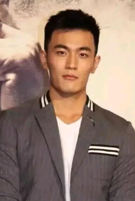 你觉得陈冠希的五官和他的五官谁更胜一筹？这个精致的五官跟陈冠希年轻的时候有得比，