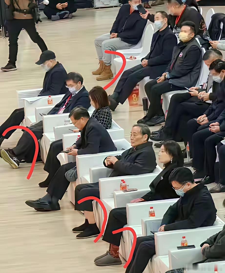 为啥这些大佬都不穿皮鞋了？ ​​​