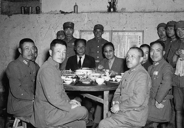 云南远征军时期的“邱清泉，杜聿明，卫立煌”！看着桌子上的菜品很多，但是看不清什么