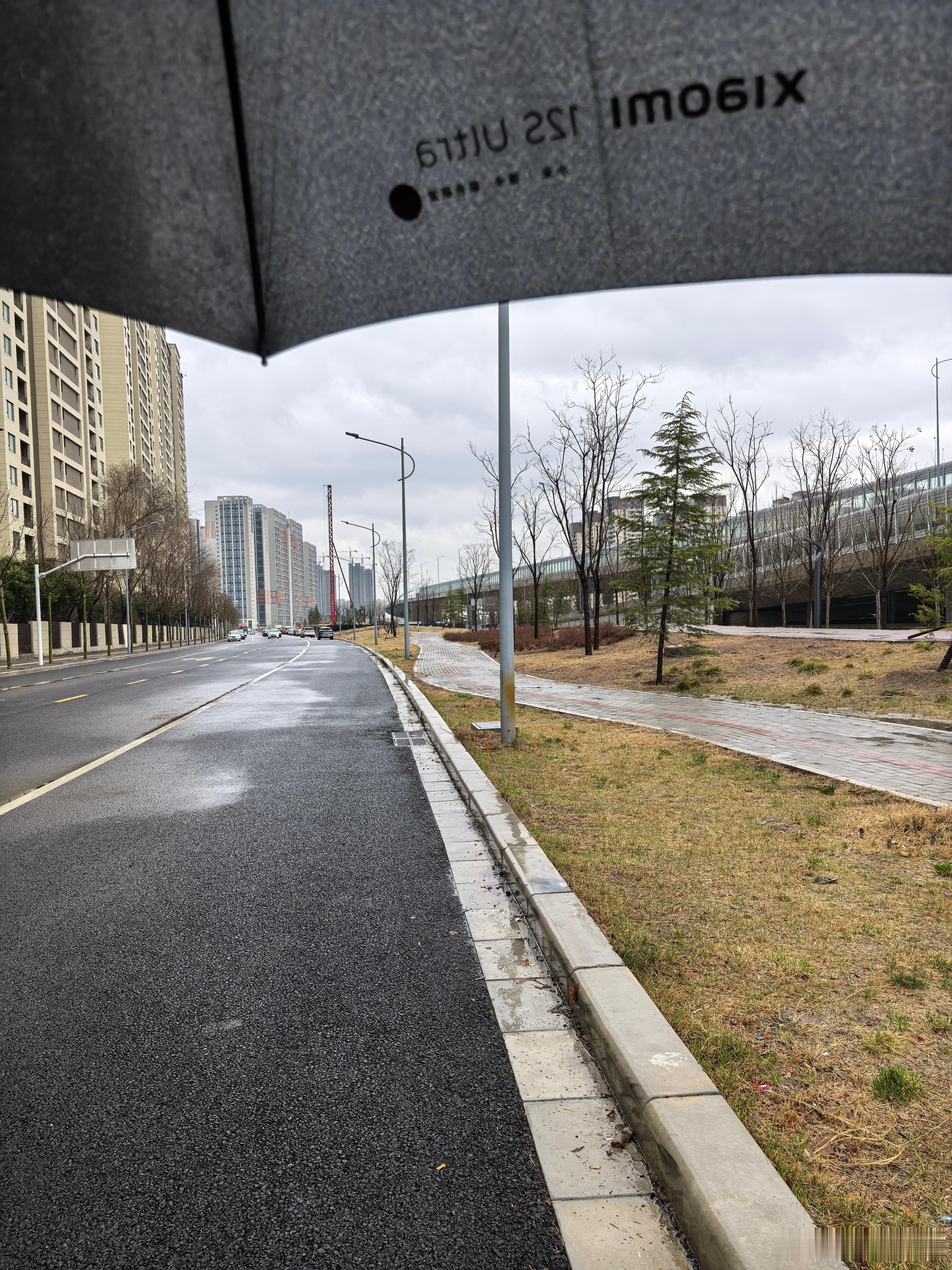 郑州下了一夜的雨现在风很大，又很冷幸好我这个伞结实，不然就刮飞了 