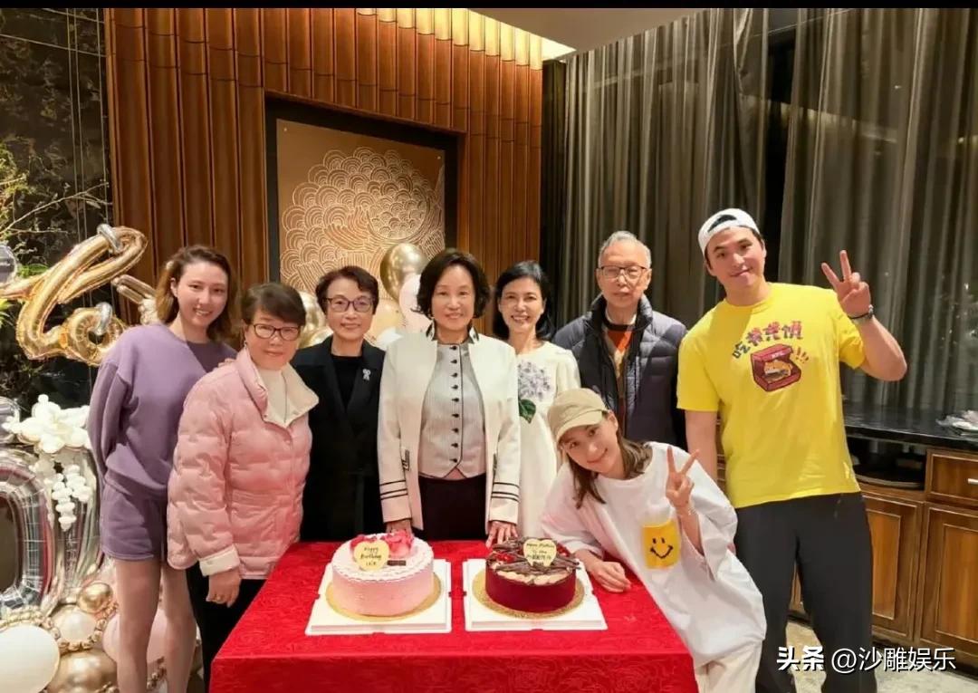 赌王三太，72岁大寿“全家福”曝光！

都说豪门生日宴是外界窥探家族关系的“放大
