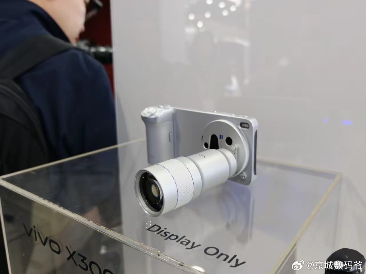 这可能就是接下来很多厂商的思考范围！模块化一些配置，离谱外挂镜头、外挂电池！ 