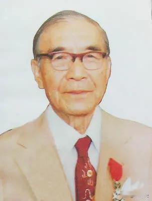 有天，85岁的邝安堃喝迷糊了，把家里23岁的小保姆当成了自己老婆，抱着说：“我好