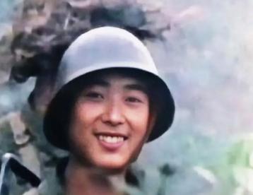 1985年，老山战斗中，小战士顾克路被越军炮火炸成“两截”，副连长孙兆群看到这一