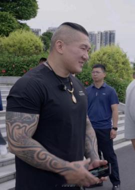 馆长最想带回台湾的深圳特产 在腾势N9震惊了台湾网红馆长之前，他的相貌首先震惊了
