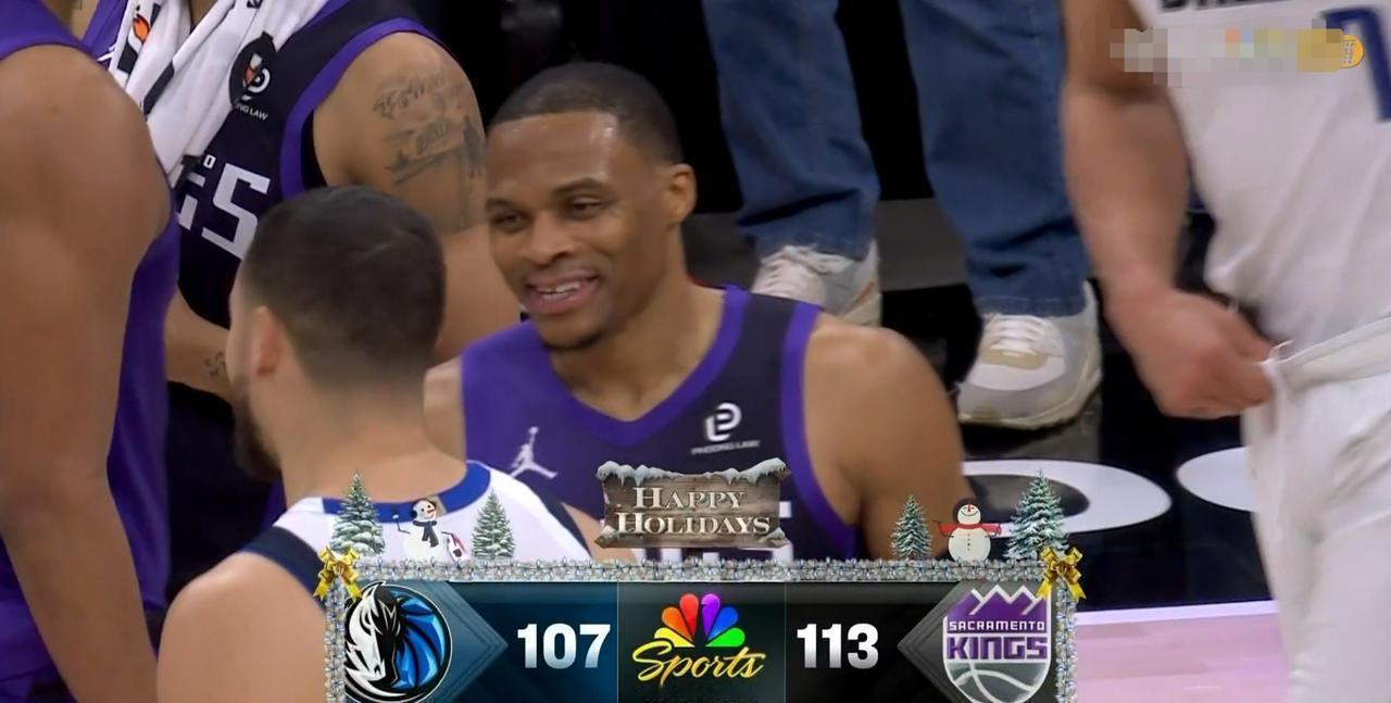 终场哨响。
威少没回更衣室。
他径直穿过技术台，汗水还挂在鬓角，目标明确：那个刚