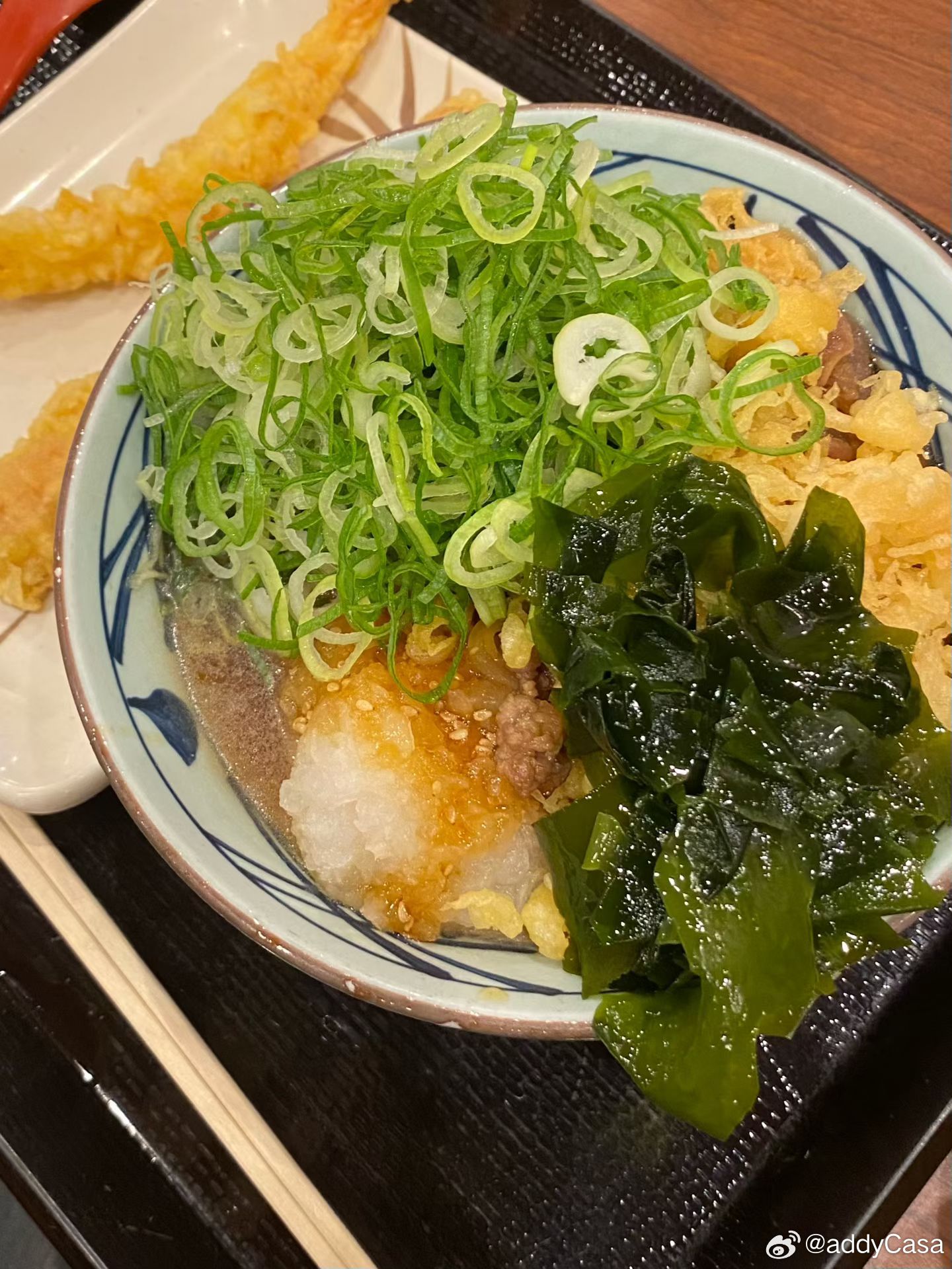 史上第一次吃到丸龜製麵時發現海帶居然可以無限量暢食隔壁的歐巴桑一直瞄書書滿滿好料