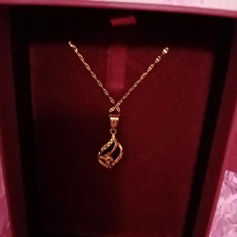 2月2日广东清远，女子购买周生生足金挂坠被刮花，并出现白色痕迹，自称送检后测出含