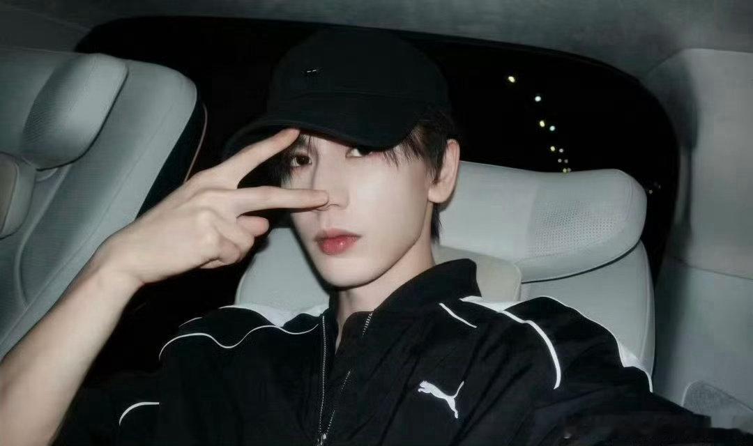 慕容清峄复仇 牢狱之灾磨灭不了他的骨气，慕容清峄带着一身伤痕归来，直面所有仇敌。