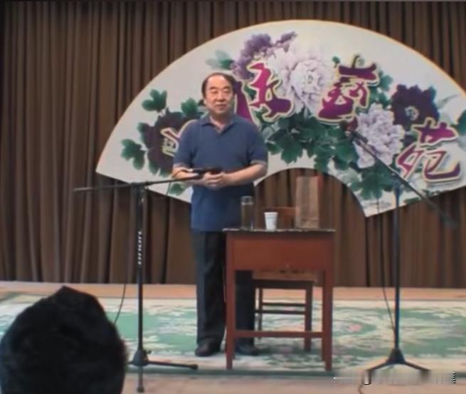 刷到王佩元之子王曜辉放出早年老视频，是他的父亲王佩元之前在曲校讲课的视频，看视频