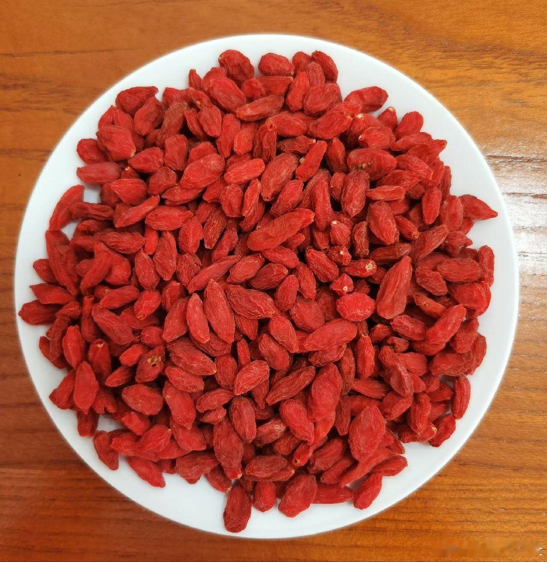 2024年八月泡的人参枸杞酒，每瓶1000ml，人参用的十七八年的林下参，白酒用