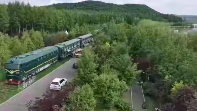 老车厢焕发新活力！吉林盘活绿皮火车文旅玩法
 
这个夏天吉林文旅热度十足，退役的