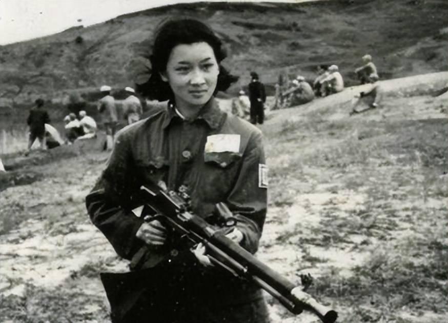 敌人把她的丈夫拉到她面前，当着她的面下刀—— 他们以为这样就能撬开她的嘴。 但这
