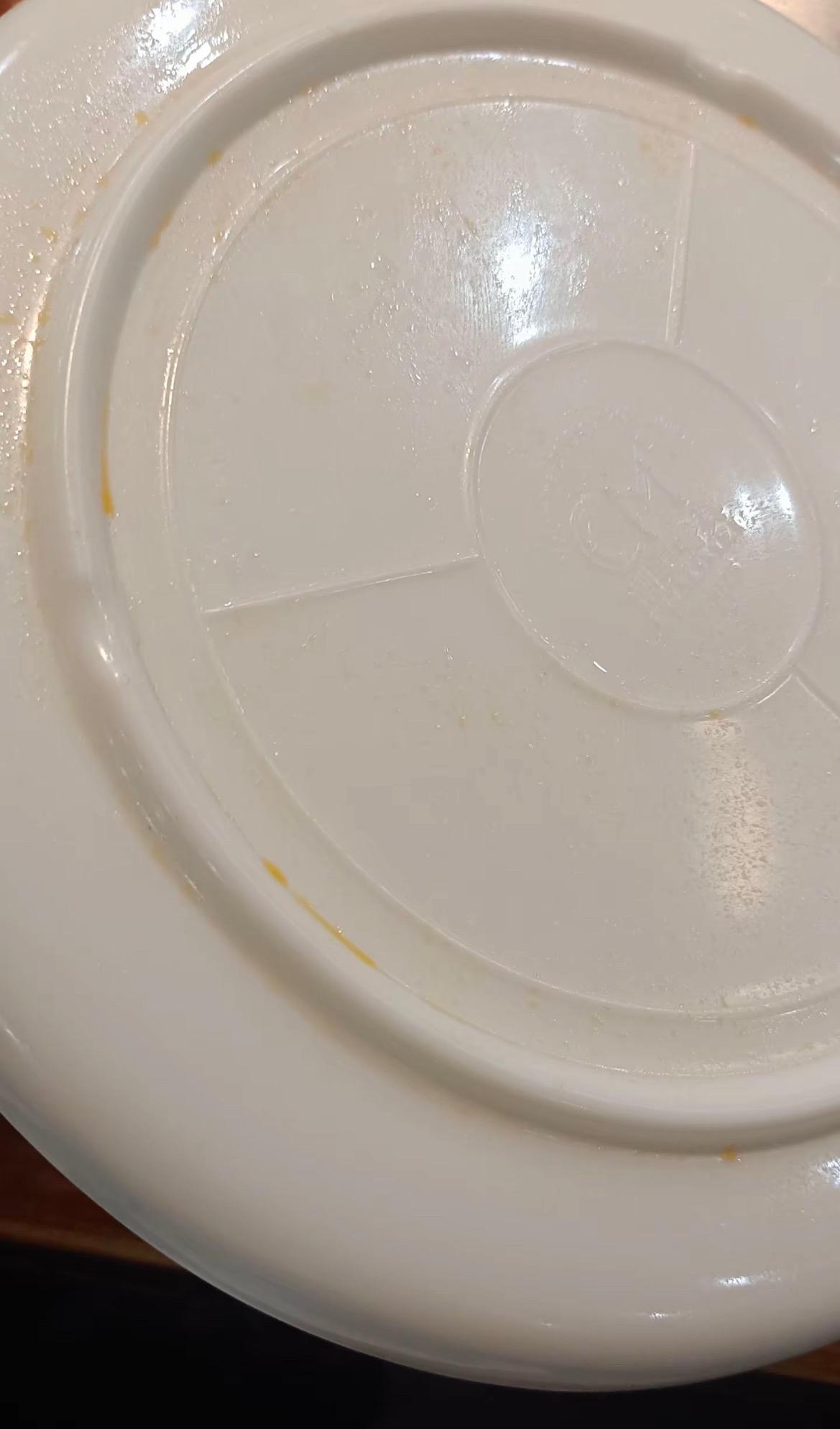 【玉林某商场一自助餐厅碟子底下有油污】近日，网友爆料称：玉林市某大型商场一自助餐