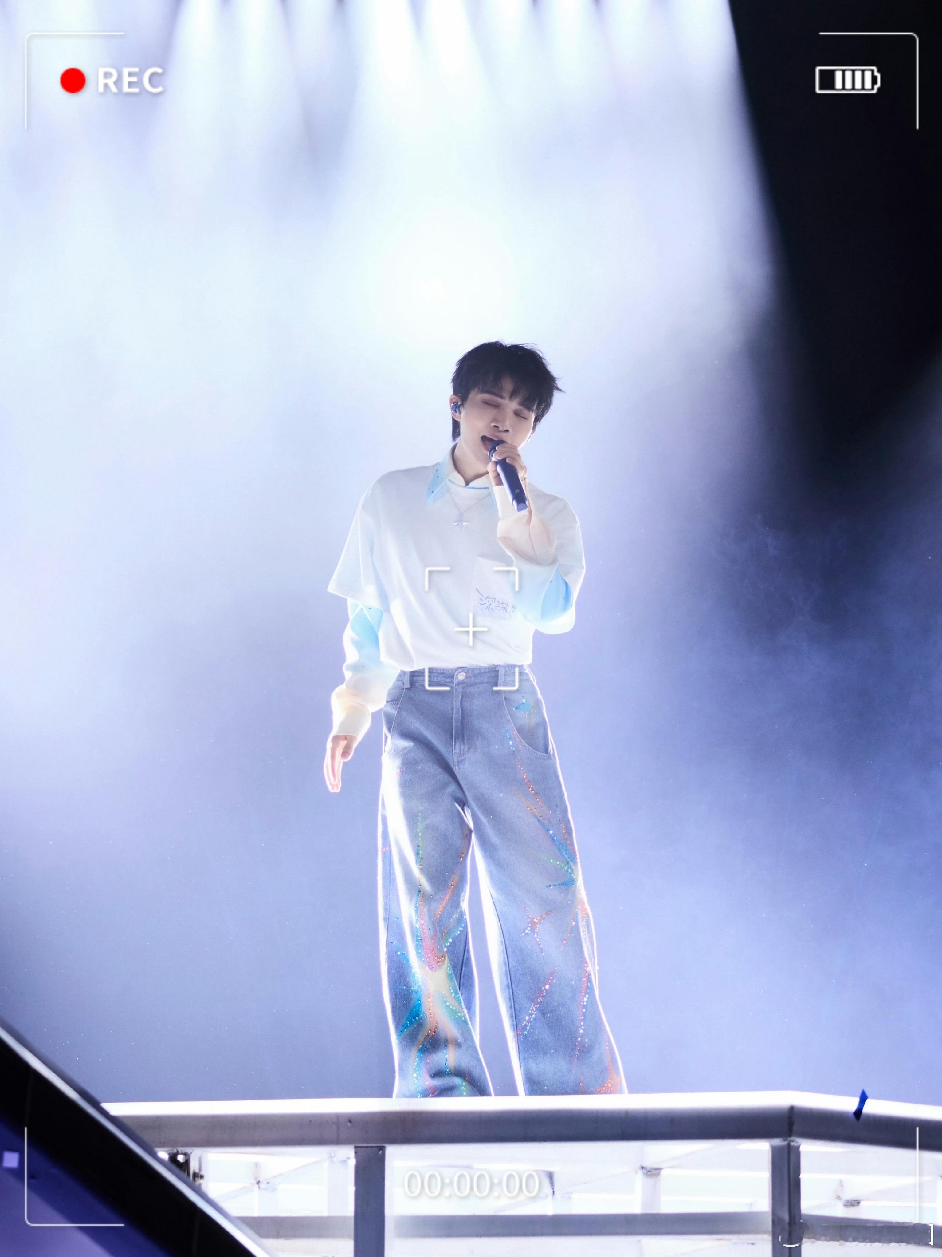 周深  周深2026深深的巡回演唱会﻿ ﻿ 周深郑州演唱会 6.22我们都在烟火