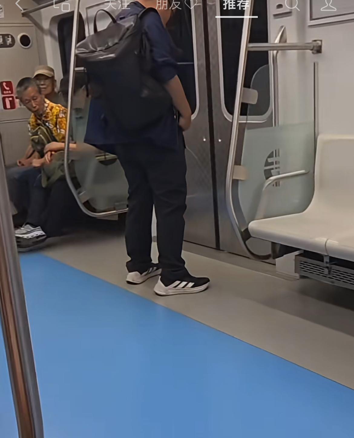 这不是印度，而是韩国！一名韩国男乘客突然站在地铁门口小便，旁边的大爷看到后大吼，