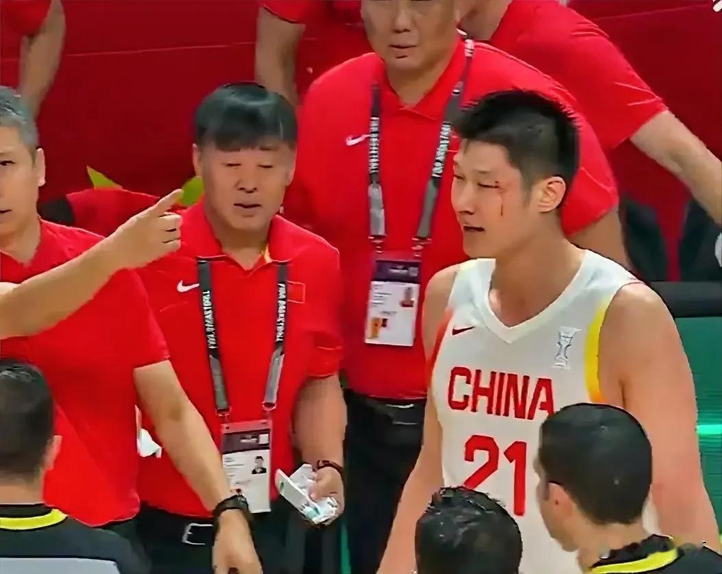 裁判太欺负人了！

在今晚男篮亚洲杯1/4决赛，中国男篮对阵韩国男篮的第四节比赛
