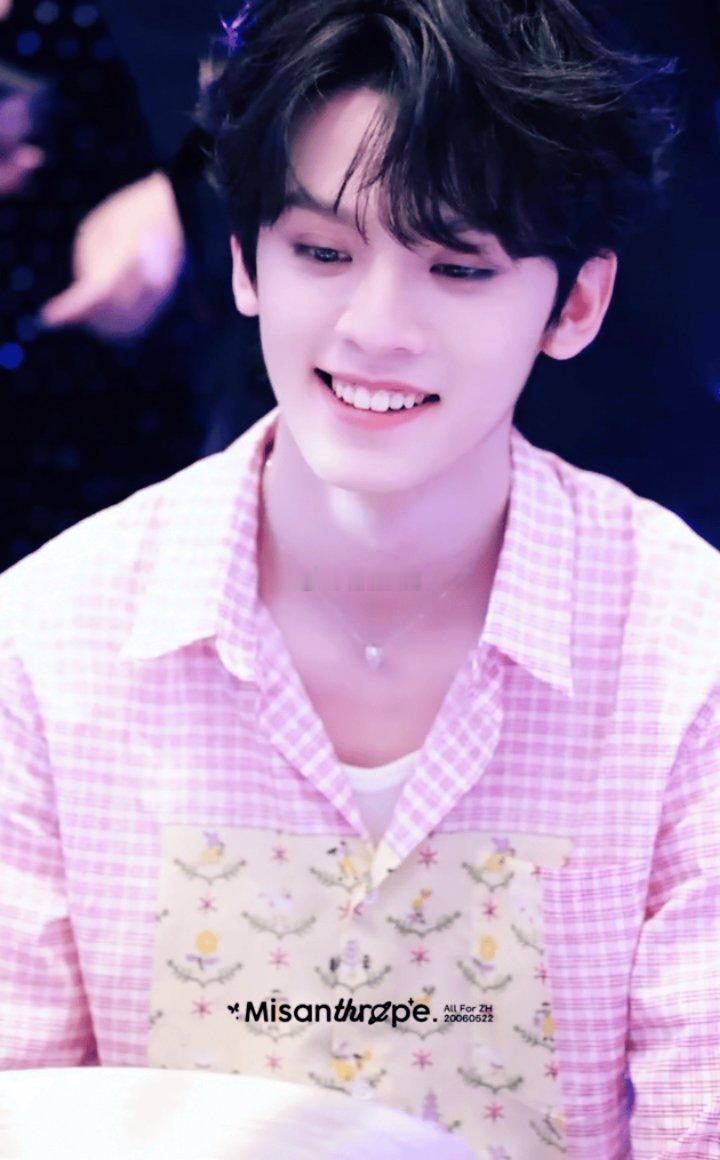 左航 新人美时期的明媚 初见左航，便觉他如春日暖阳般耀眼。那笑，纯粹又明媚，似能