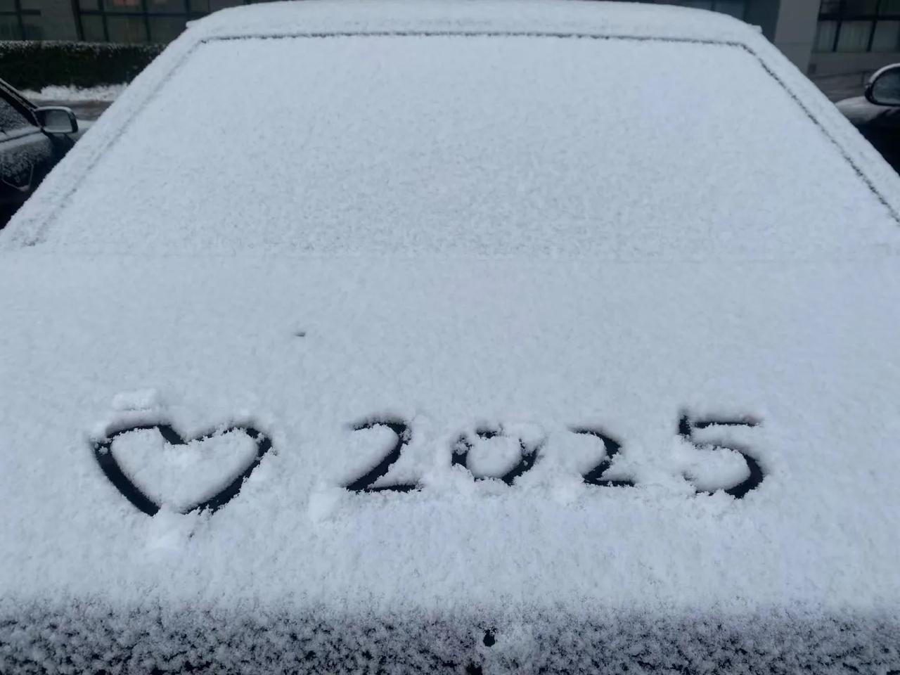 保定的第一场雪终于来了。
  千呼万唤始出来，保定人终于盼来了2025年第一场雪