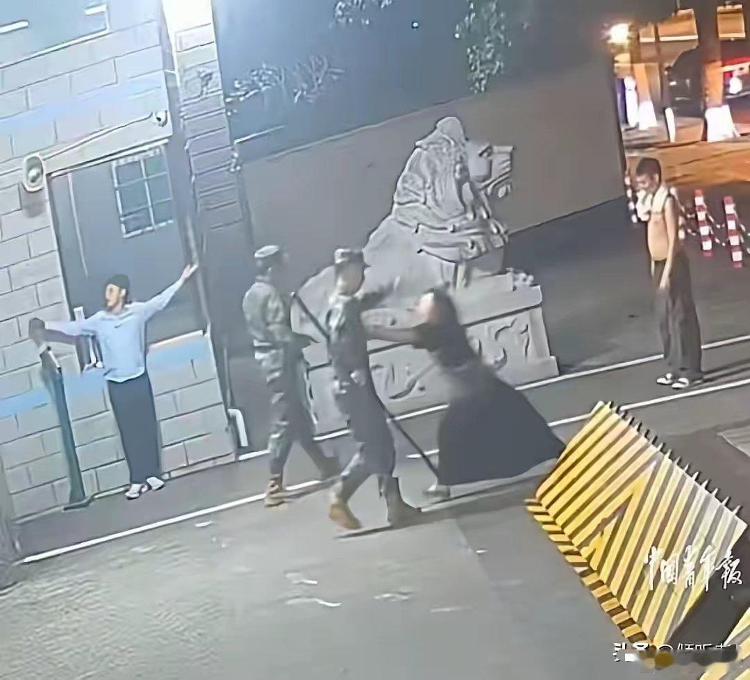 一次冲动的出手，让这名女性亲手将自己送进了牢狱之中。暂且抛开事件背后的是非缘由不