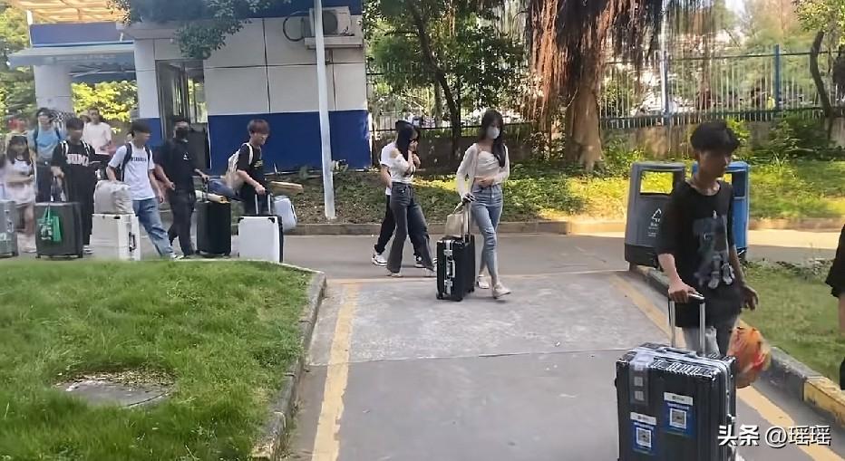 美女都进厂