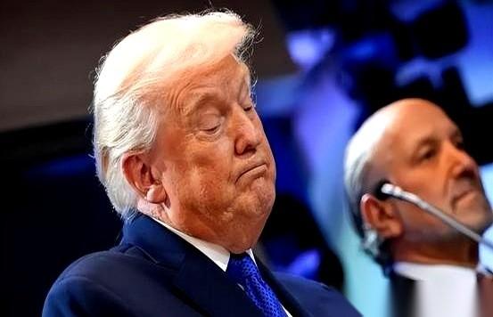 这场戏，主角是霍尔木兹海峡。
特朗普对着镜头，嗓门大到震天响，原话是：“如果伊朗