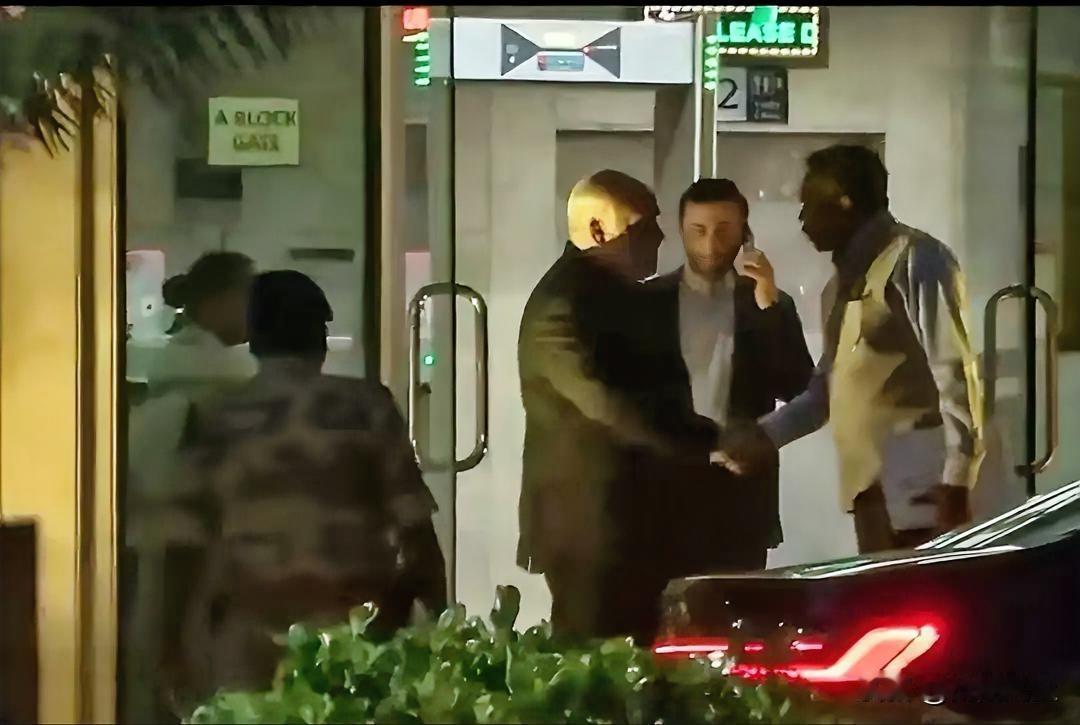 印度外交部因油轮在霍尔木兹海峡被袭击，召见了伊朗驻印度大使伊朗大使法塔利。

这