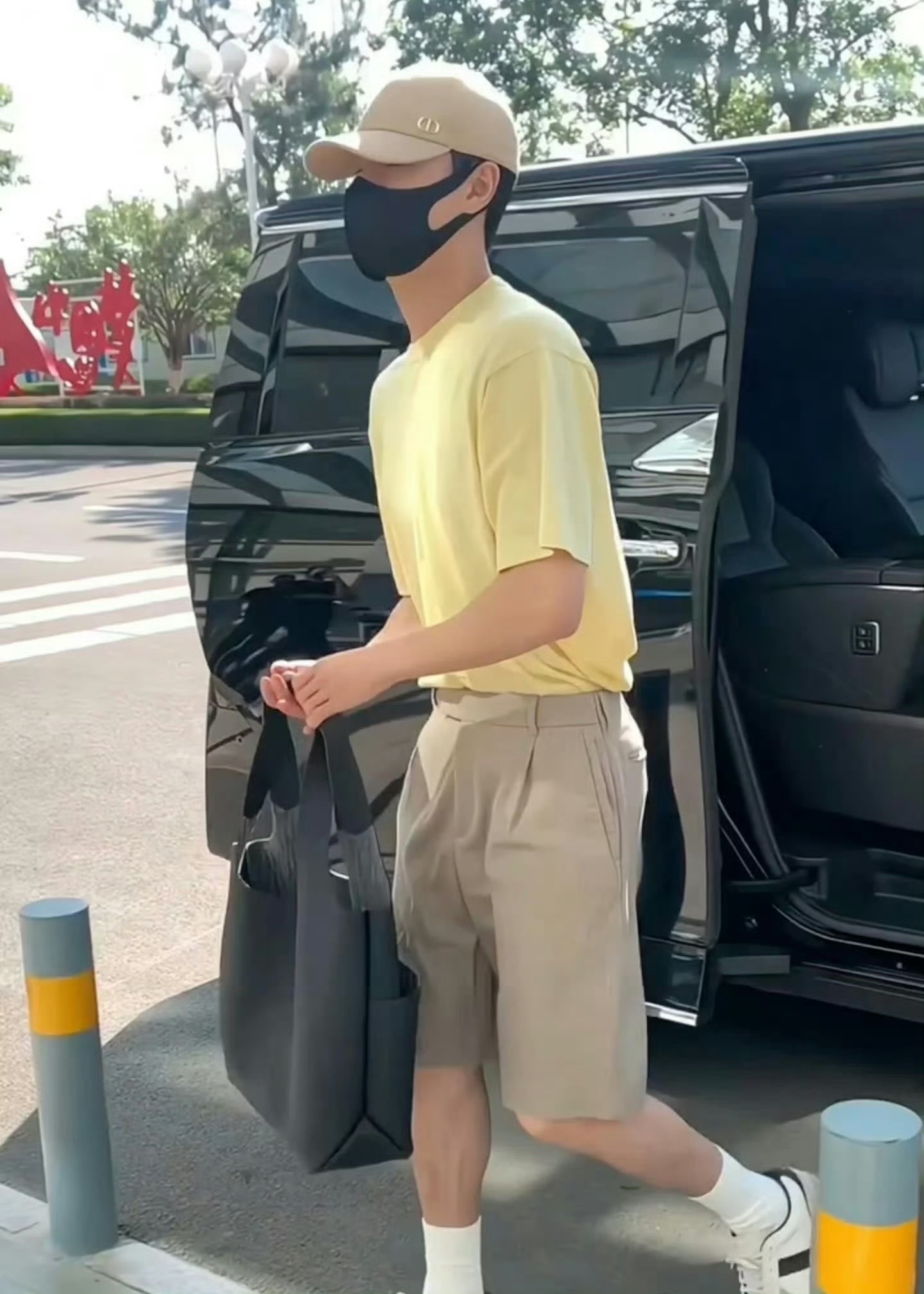 李昀锐清爽look出发巴黎时装周最新路透来了呀！也太帅了吧！[求关注]李昀锐出发