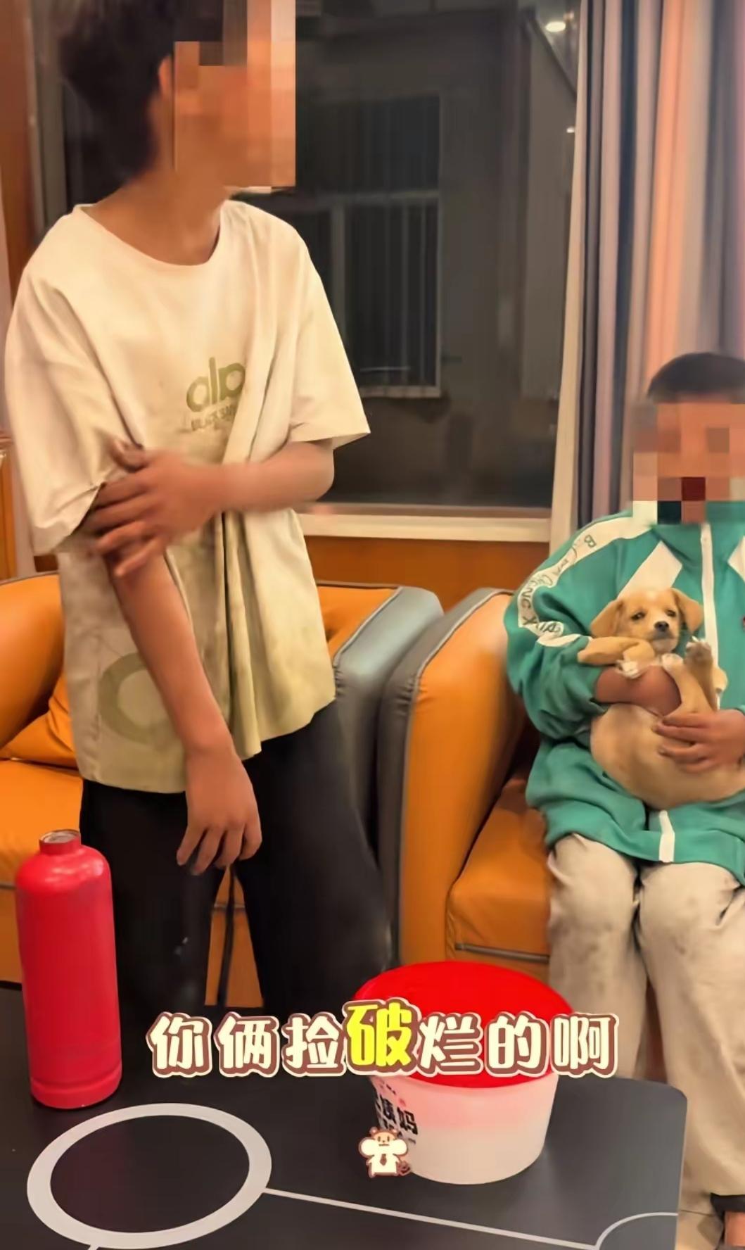 13岁男孩带弟弟跪地磕头：这100块钱，他要用命去还！

内蒙古通辽的一家小饭店