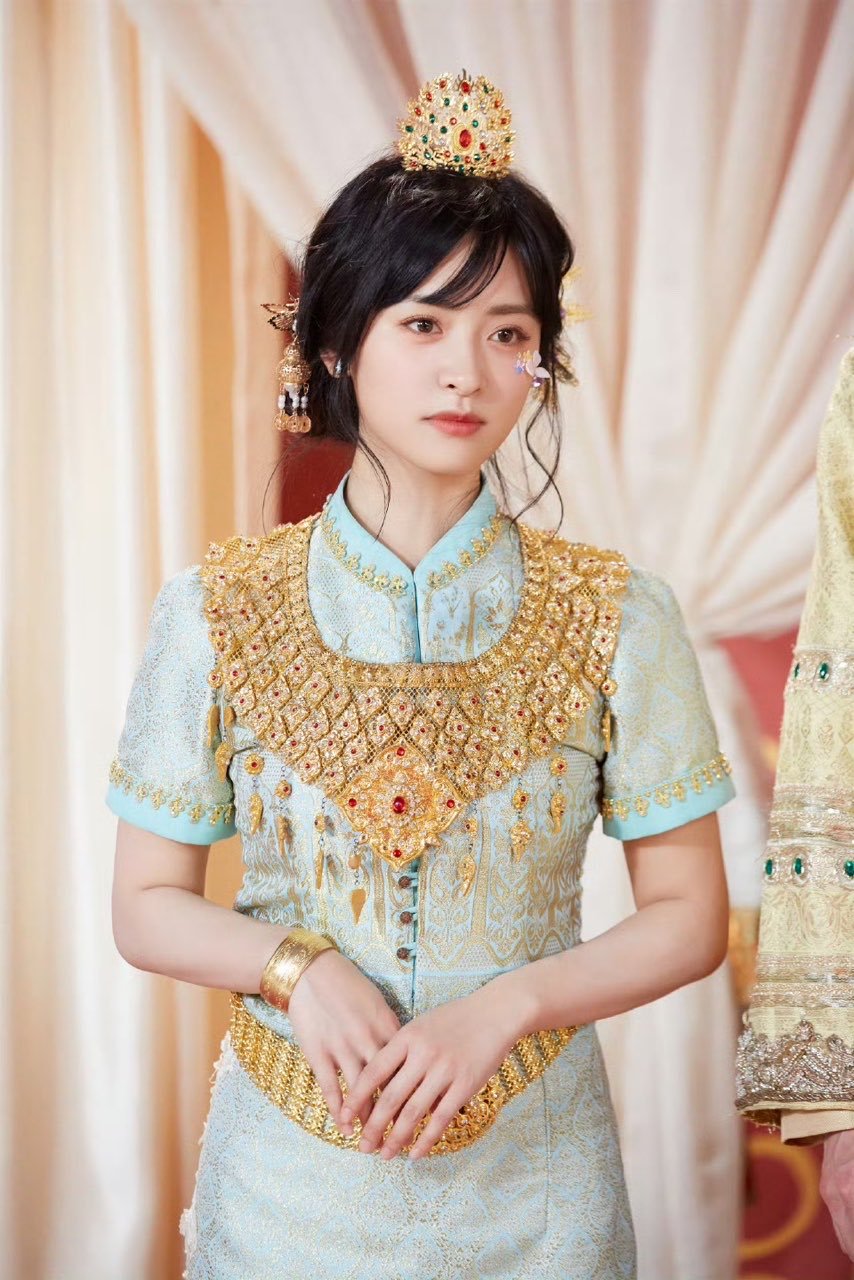 娱乐[超话]沈月说一会儿给大家跳孔雀舞沈月傣服造型被沈月傣服美晕了，好有风情 ​