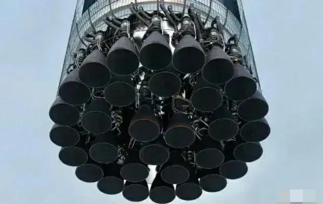 SpaceX的猛禽发动机就这样裸露在外面?难道不怕脱落或者被火焰给烧了吗？
这要