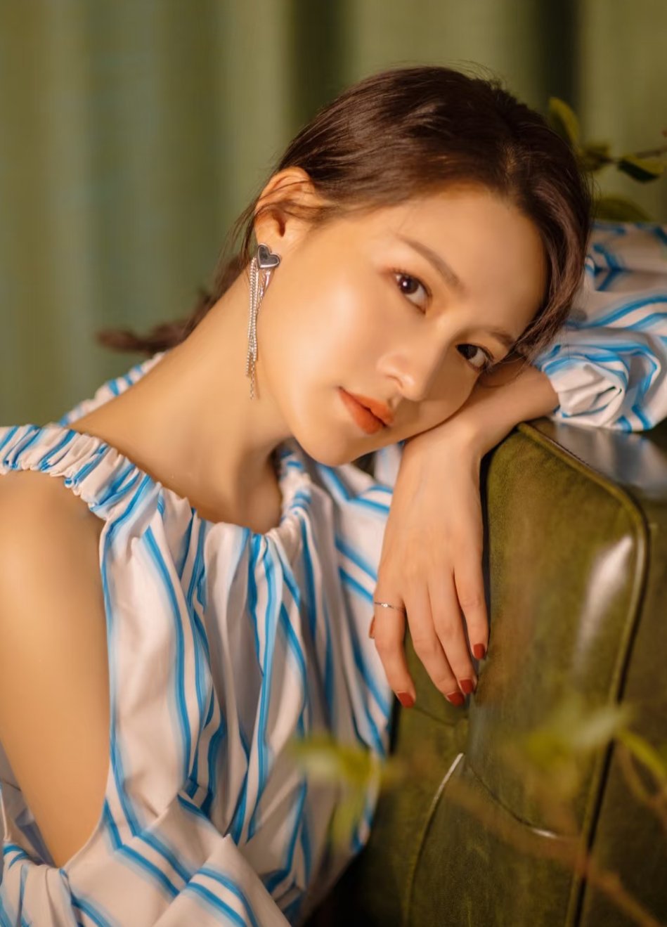 李沁这照片拍得有点怀旧复古呢[送花花][送花花] ​​​