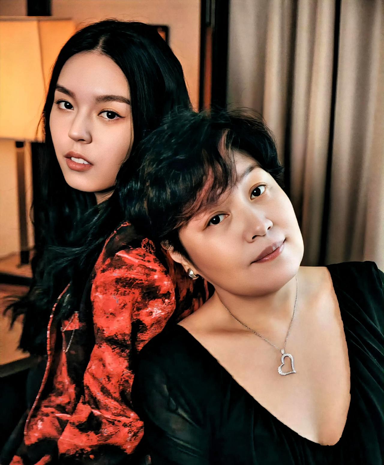 哈文转发了一条动态，就三个字，评论区瞬间炸了。

“热死人。”

起因是女儿法图
