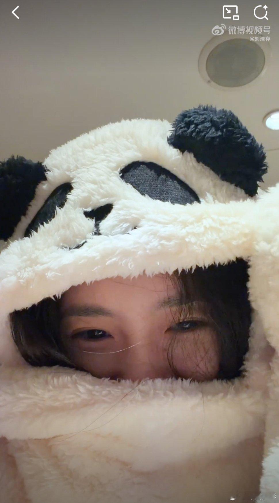刘浩存解锁熊猫帽穿搭！圆滚滚的帽子自带减龄感，尽显元气少女感，随手一拍都是治愈系